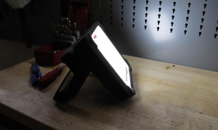 Projecteur de chantier sans fil VEGA 2 CONNECT 1000-2000 lumens sans batterie 